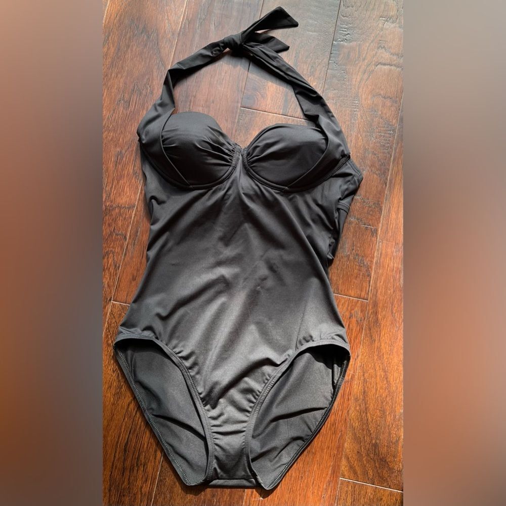 Tommy Bahama Classic Black One-Piece Swimsuit Size 8 intact hygienic liner NWOT